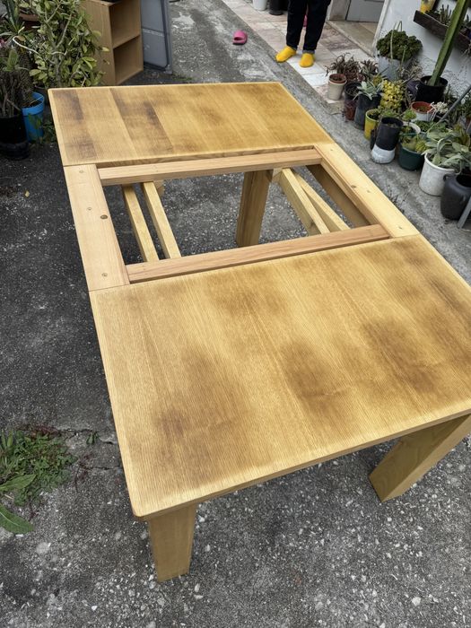Mesa de jantar em madeira
