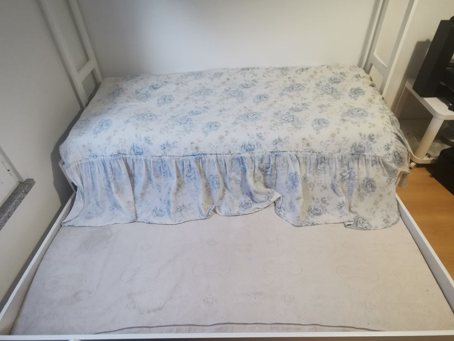 Cama de solteiro dupla com estante