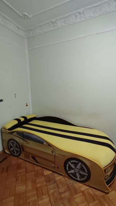 Продається дитяче ліжко автомобіль ціна: 1500 б/у , витримує до 100 кг