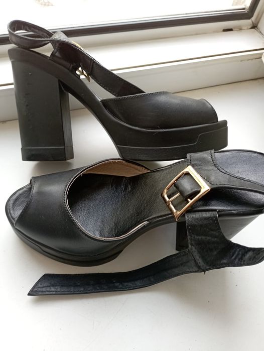 Босоножки на каблуке