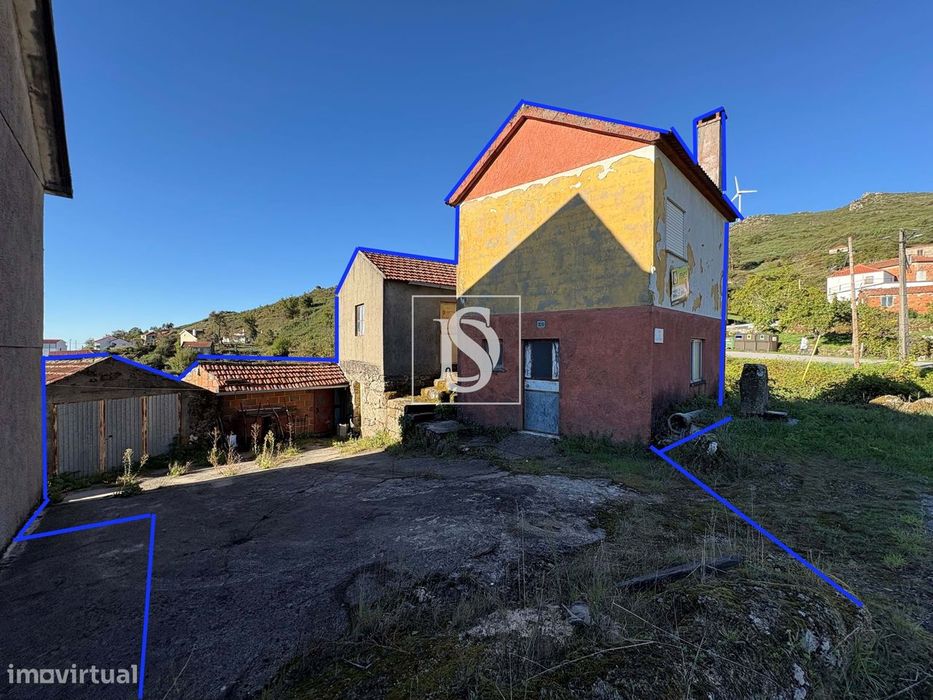 Moradia T1 com 2 pisos e anexos