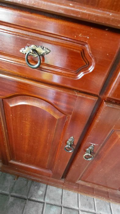Louceiro em madeira com portas com vidro, gavetas e armários em baixo