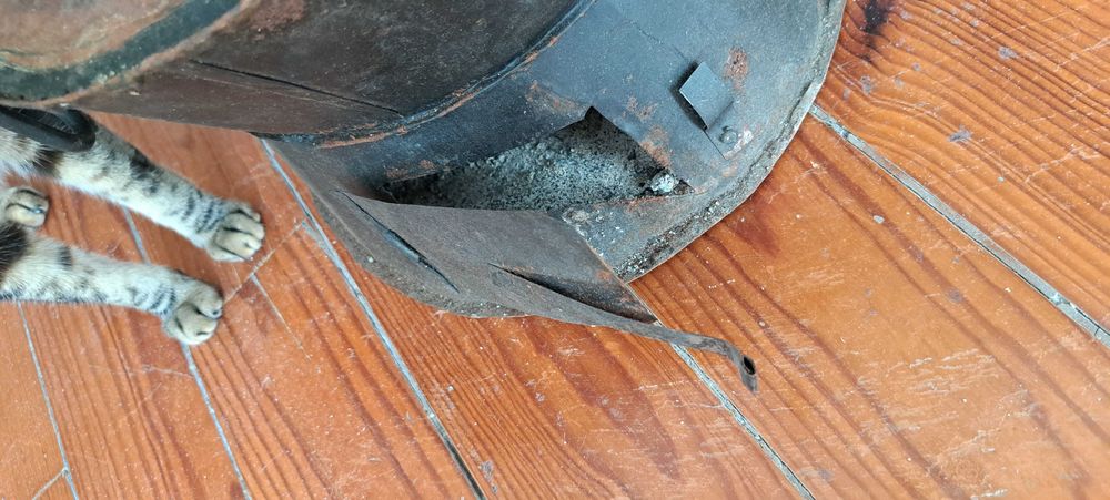 Assador de castanhas / fogareiro antigo em barro e metal