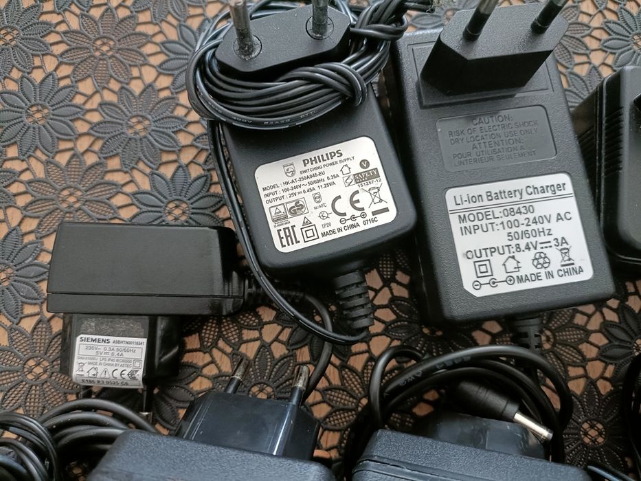 11 zasilaczy sieciowych 6-25V DC, sprawne