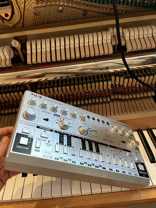 Behringer TD-3 syntezator