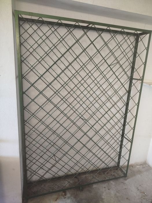 Garrafeira Metálica para 150 garrafas..