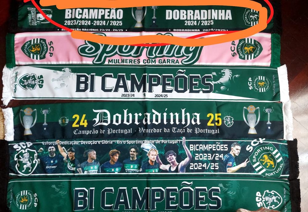 Varios cachecois do Sporting