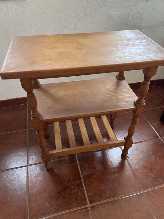Móvel de Apoio / Mesa de Cabeceira Rústica em Madeira com Prateleiras