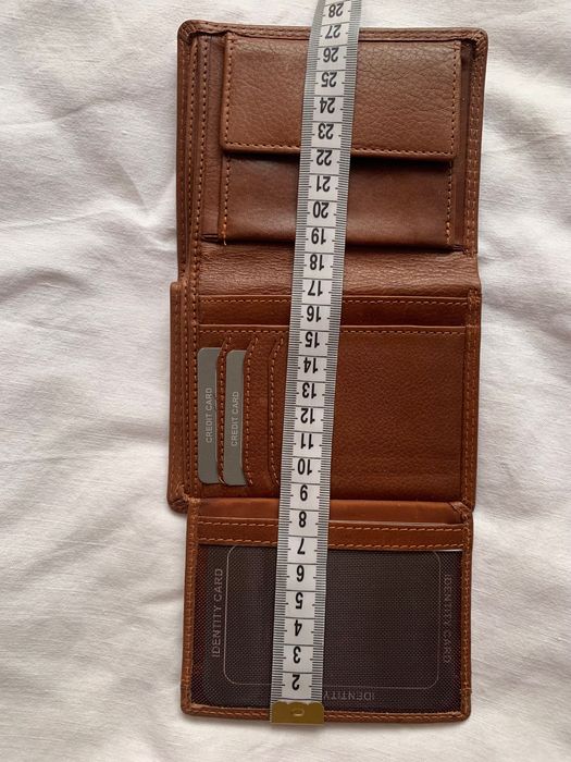 Шкіряний коричневий гаманець.