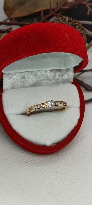 Pierścionek zaręczynowy