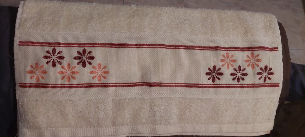 Toalha rosto bordada a ponto cruz nova