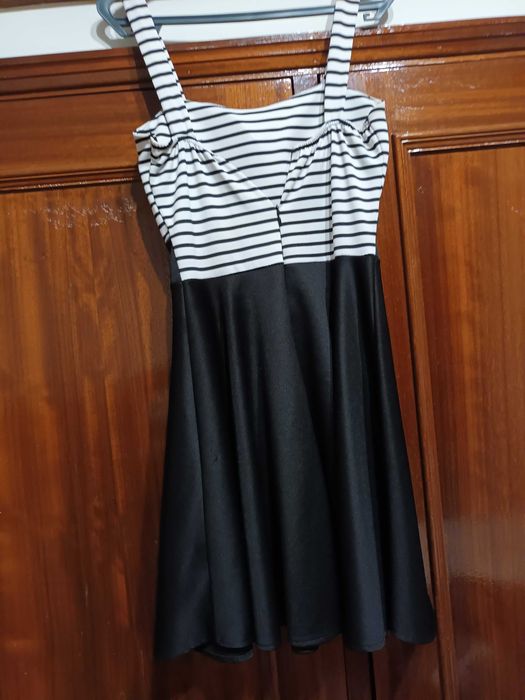 Vestido preto às riscas