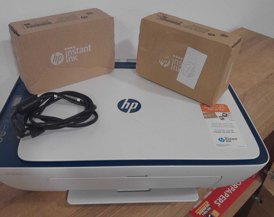 Vendo impressora HP com oferta de dois conjuntos de cartuxos