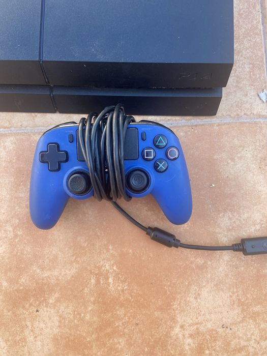 Vendo play 4 com comando e jogos