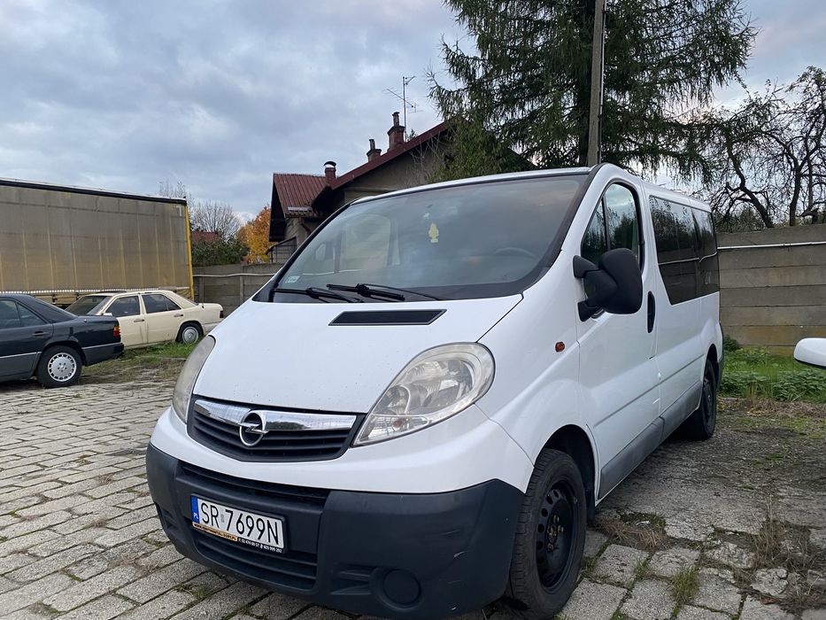 Opel Vivaro 2010 LIFT 9 osobowy 2.5 pojemjosc Uszkodzony