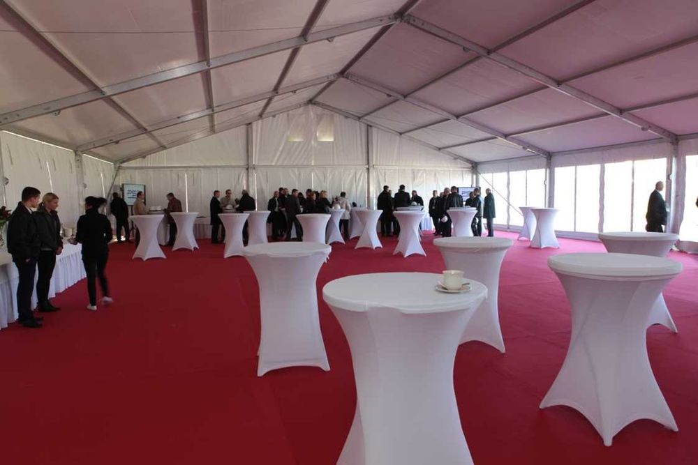 Twórz wyjątkowe spotkania – wypożycz stoliki koktajlowe!