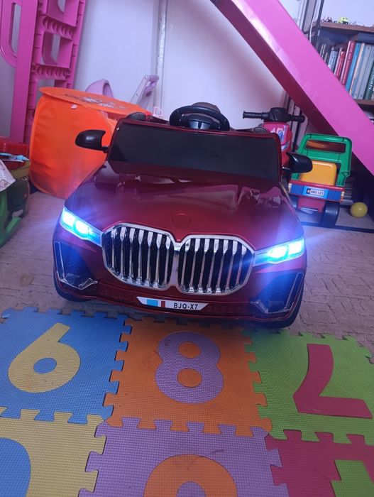 Дитячий електромобіль