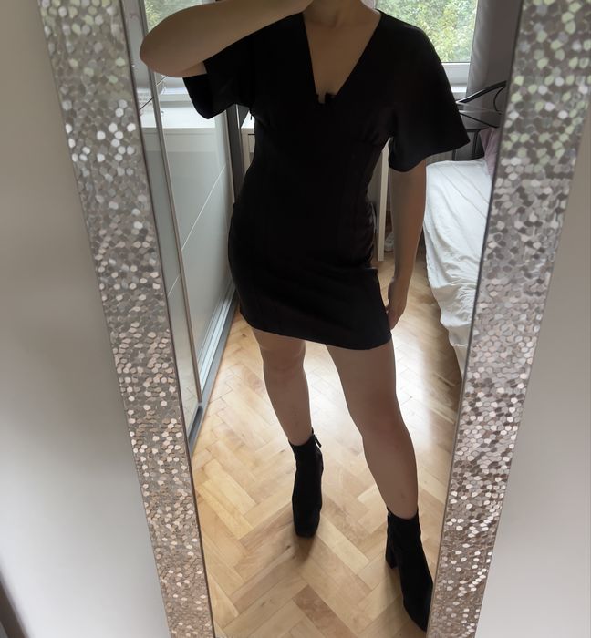 Czarna gorsetowa sukienka