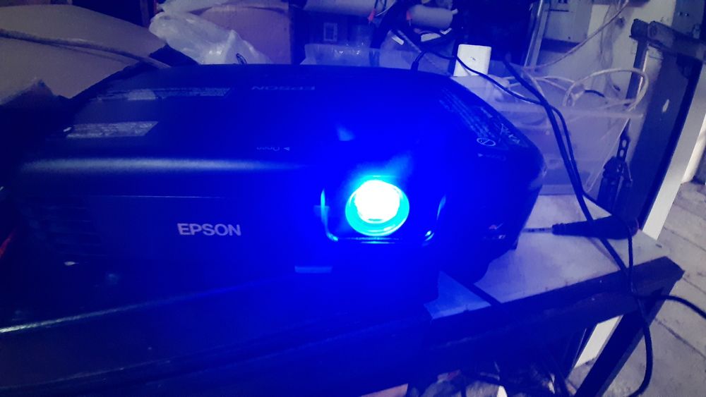 Projetor LCD Epson, modelo H433B.