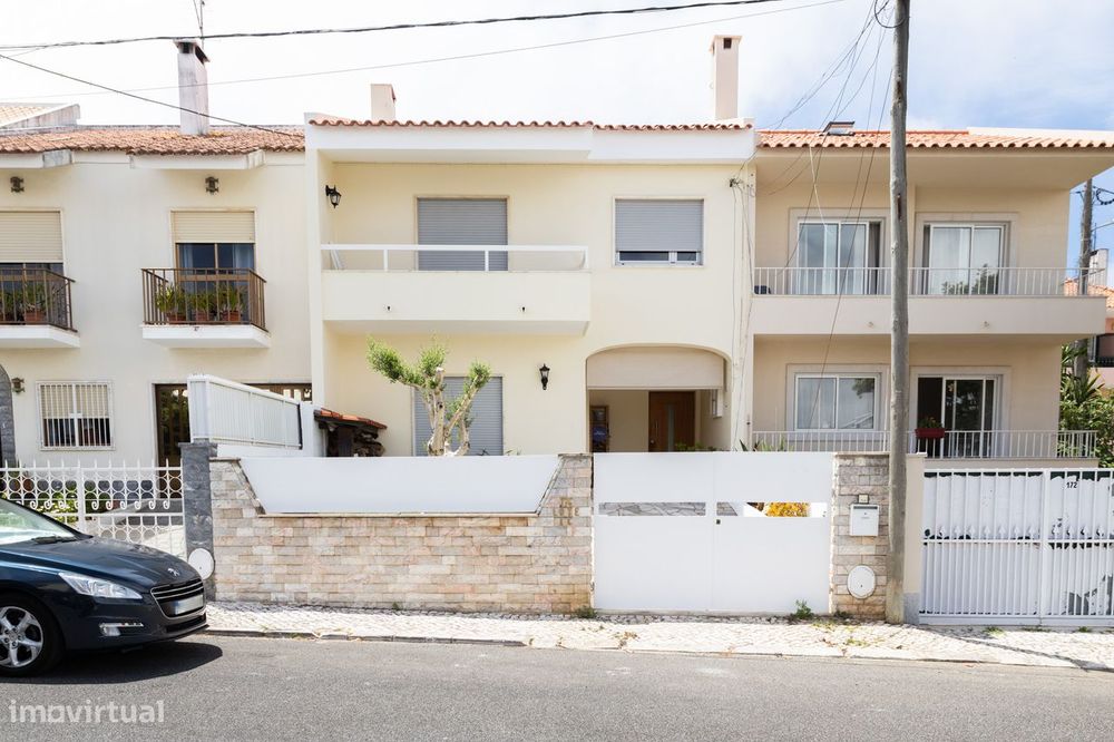 Moradia Geminada T4 com Jardim, Varandas e Excelente Localização