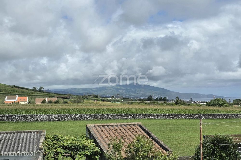 Moradia T3 com quintal - Arrifes