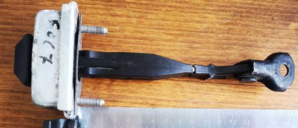 Обмежувач дверей на Ford Focus 3