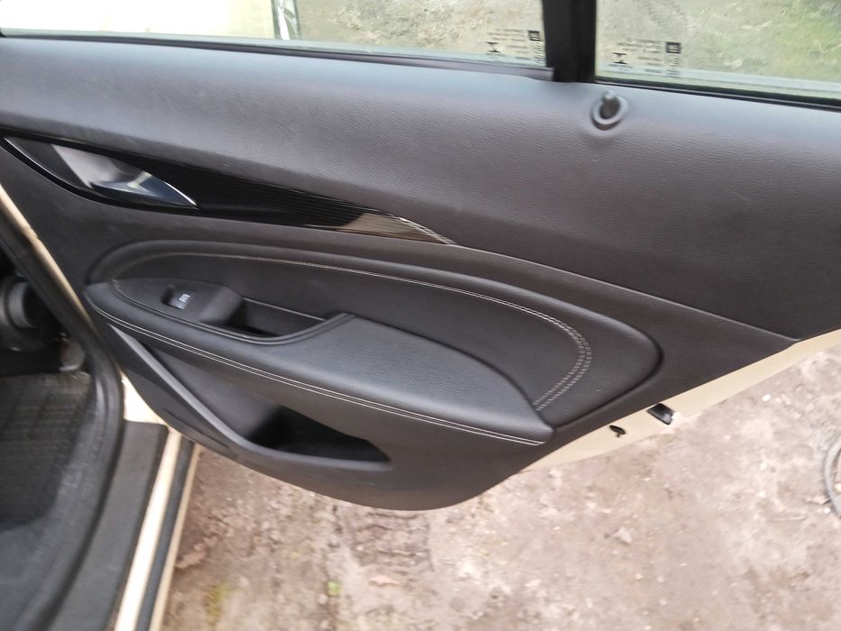 Fotele skóry Opel Insignia B kombi grzany przód i tył