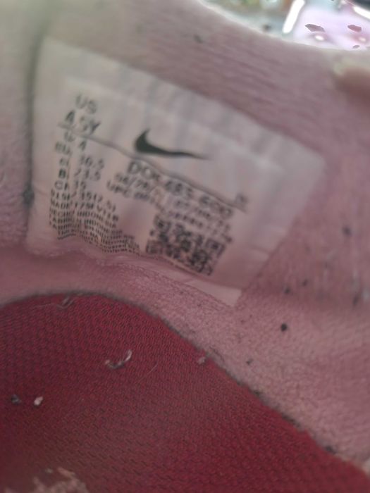 Nike Dunk Low em rosa e branco
