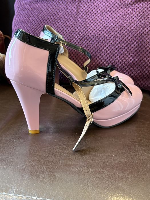 Nowe buty lakierowane różowe
