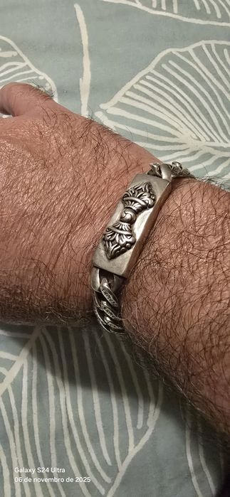 Pulseira grossa de prata.