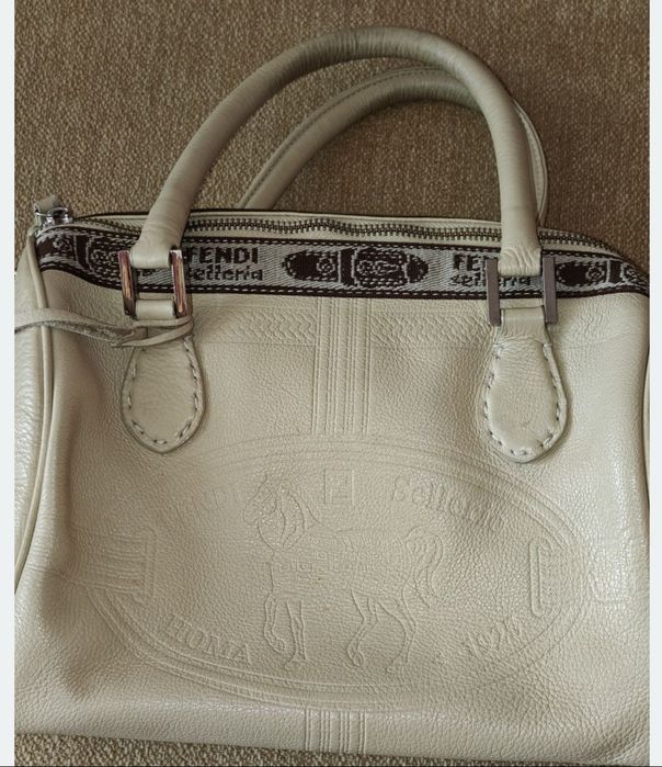 Fendi. Італія. Шкіряна зручна вмістка сумка.