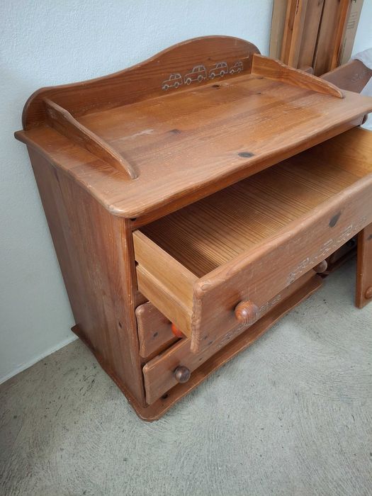 Mobiliário de criança - Cómoda, mesinha, cama e colchão - Tudo 100€