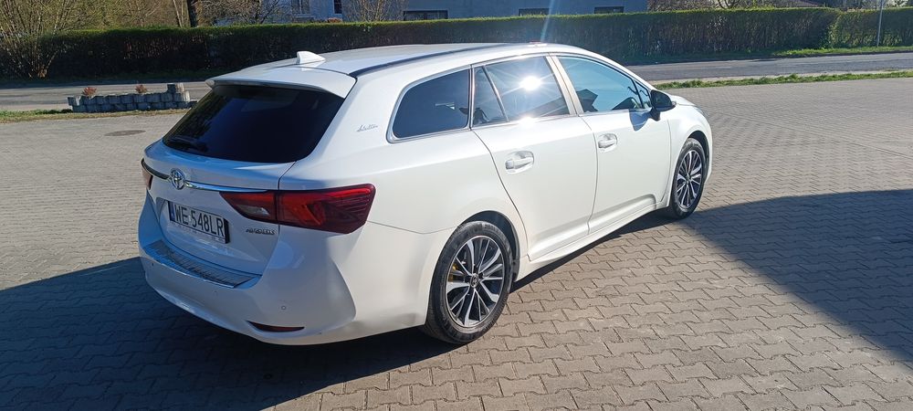 Toyota Avensis  1.8 LPG Biała Perła