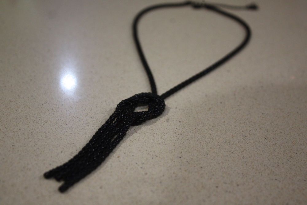 Colar preto miçangas