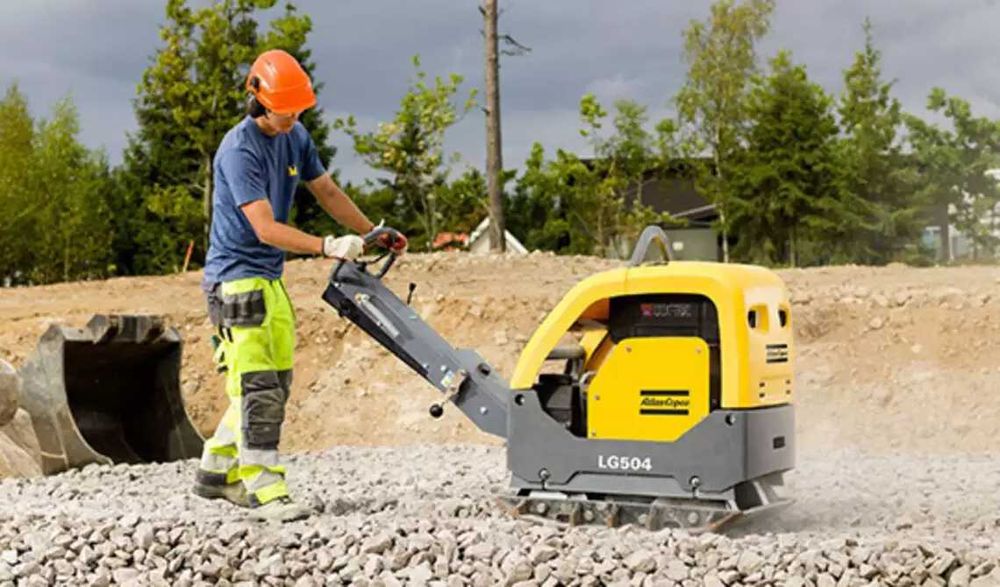 Трамбування поверхні віброплитою, трамбование виброплитой