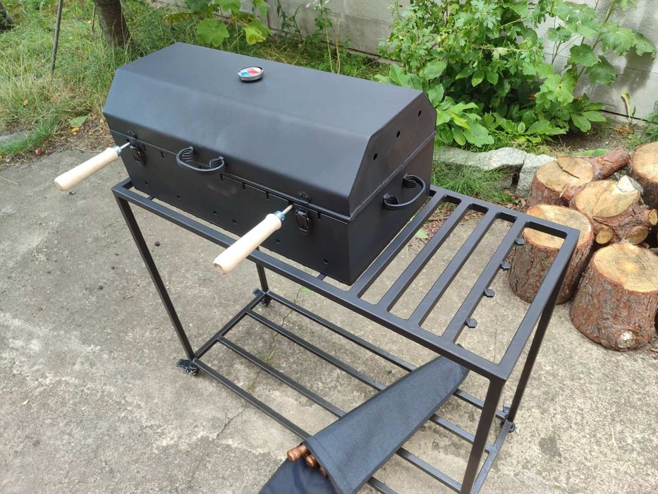 Grill ogrodowy ogniskowy trójnóg. Grill