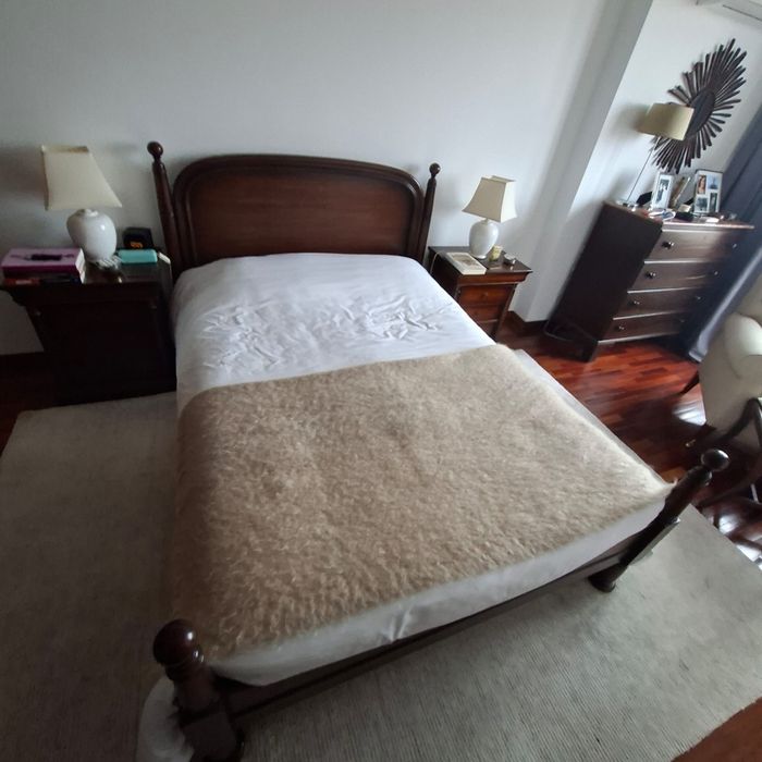 Cama casal, com estrado, em madeira e colchão.