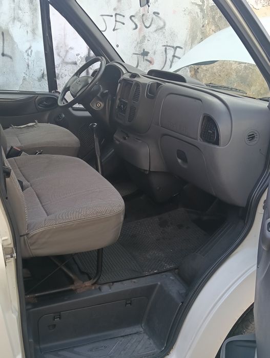 Trata-se Ford Transit 2006