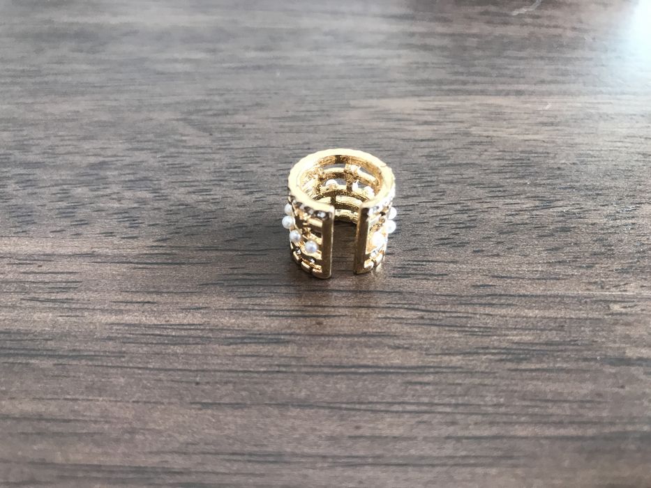 Brinco ear cuff dourado com brilhantes e pérolas Bijou Brigitte