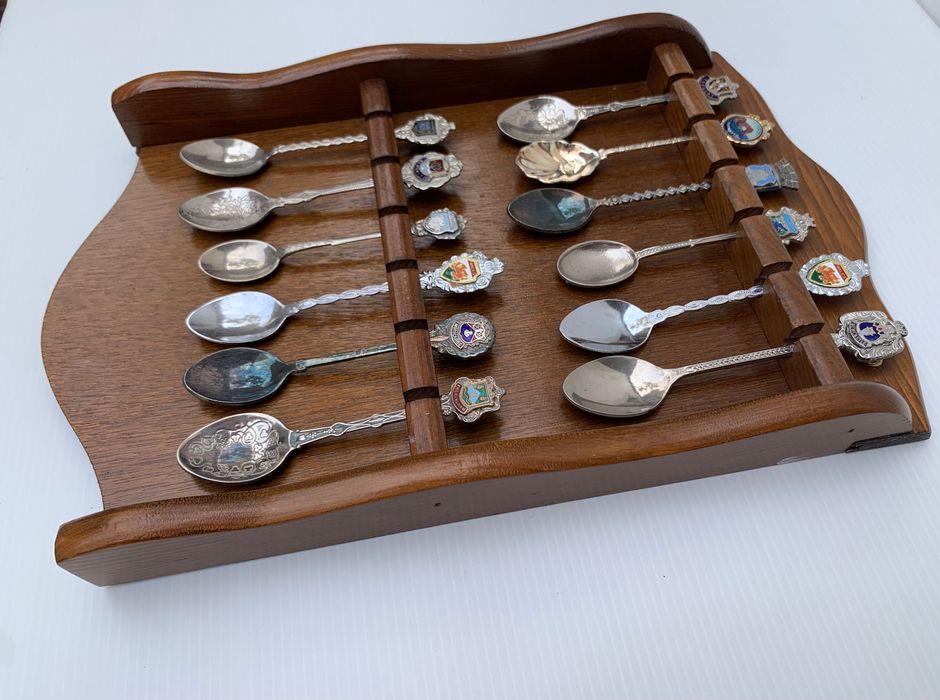Colheres de coleção com expositor em madeira