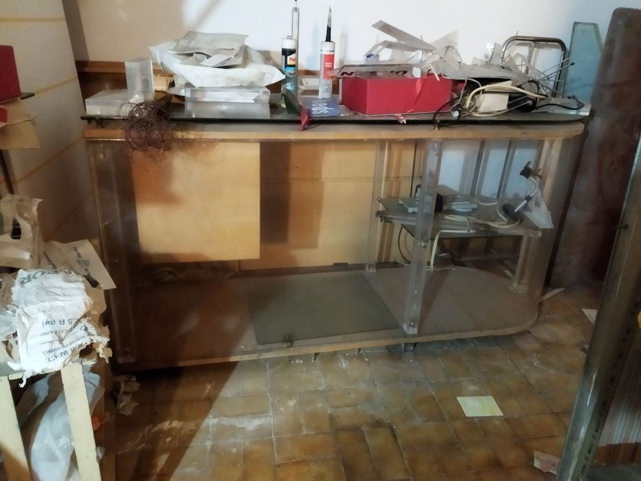 Balcão em acrilico e madeira