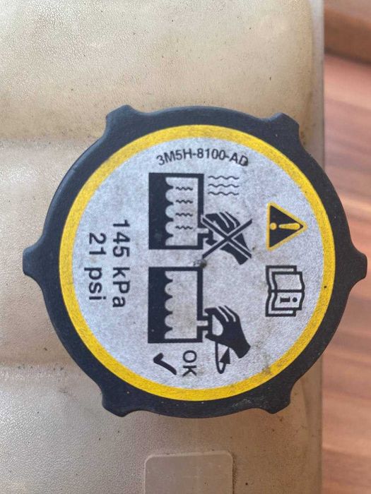 Расширительный бачок системы охлаждения автомобиля Ford Kuga 2010