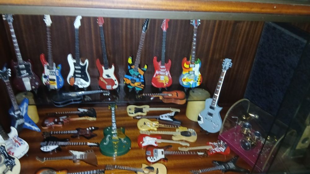 Colecao 30 guitarra minitura por 260 €