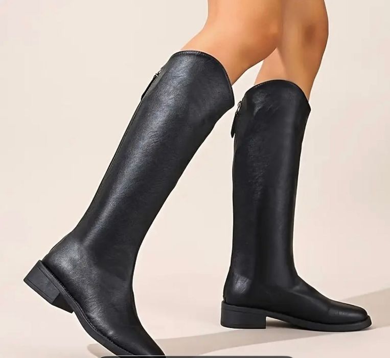 В продажі гарні Чоботи