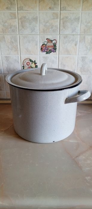 Каструля з кришкою