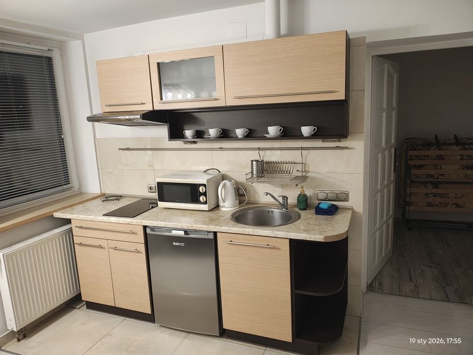 Meble kuchenne, szafka, lustro, stół, krzesła