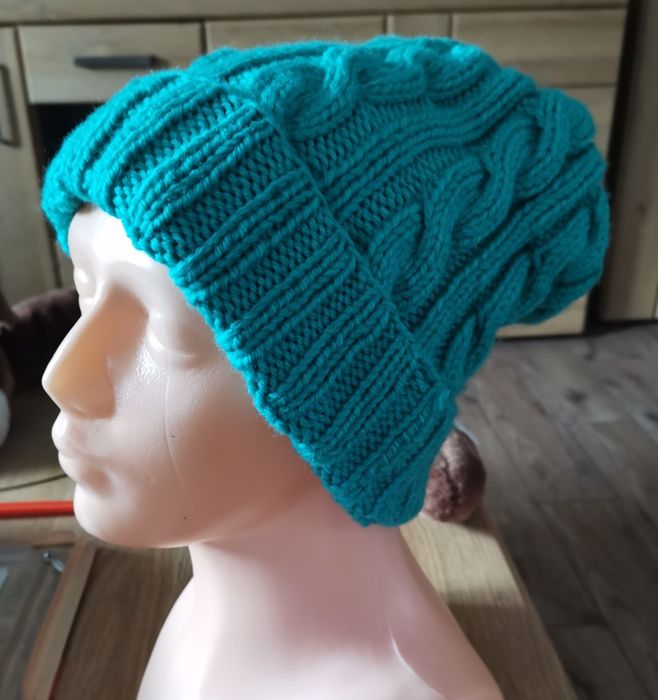 Czapka ręcznie robiona na drutach