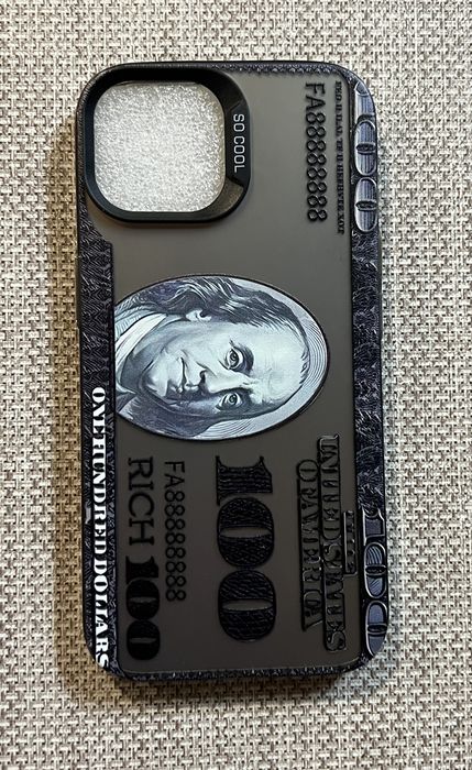 Защитный чехол на iPhone 13.