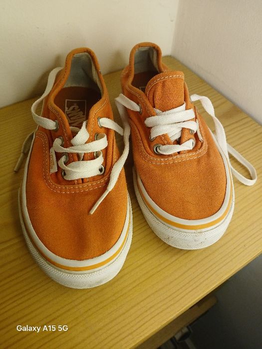 Vans 31.5 em muito bom estado. Cor laranja
