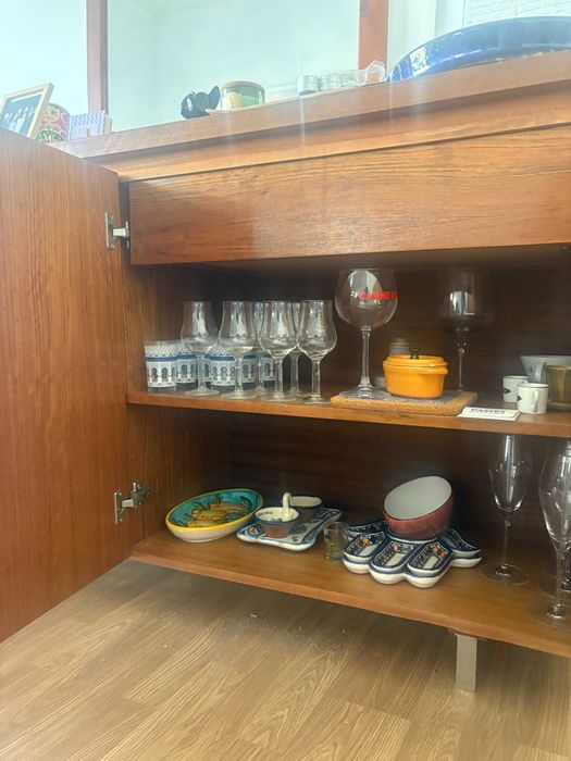 Aparador / Buffet em madeira estilo Mid-Century (+ espelho decorativo)